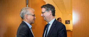 Tarek Al-Wazir (l, Bündnis 90/Die Grünen), hessischer Wirtschaftsminister und Thorsten Schäfer-Gümbel, hessischer SPD-Chef, geben sich die Hand.