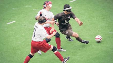 Große Freiheit auf kleinem Feld. Als Serdal Celebi (r.) hörte, dass der FC St. Pauli eine Blindenmannschaft hat, zog es ihn von Nürnberg zurück nach Hamburg. Aufgewachsen ist er in den türkischen Kurdengebieten, wo er als kleines Kind schon Fußball spielte und später den Krieg miterlebte. 