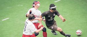 Große Freiheit auf kleinem Feld. Als Serdal Celebi (r.) hörte, dass der FC St. Pauli eine Blindenmannschaft hat, zog es ihn von Nürnberg zurück nach Hamburg. Aufgewachsen ist er in den türkischen Kurdengebieten, wo er als kleines Kind schon Fußball spielte und später den Krieg miterlebte.