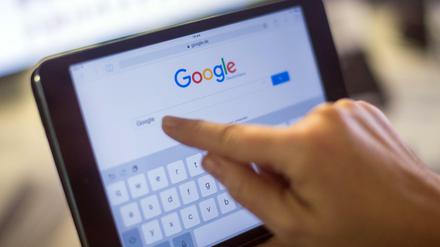  Bedingt online. Etwa 30 Seiten sind für die Gefangenen freigeschaltet, wie Chefkoch.de und die Seite der Agentur für Arbeit. 