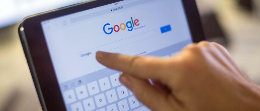 Bedingt online. Etwa 30 Seiten sind für die Gefangenen freigeschaltet, wie Chefkoch.de und die Seite der Agentur für Arbeit.