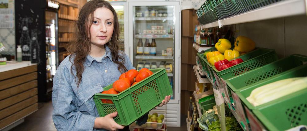Milena Glimbovski, Geschäftsführerin von dem Lebensmittelgeschäft "Original Unverpackt" in ihrem Laden in Berlin.