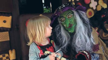 Nicht erschrecken! Kinder gruseln sich gerne - deshalb können Erwachsene ihnen unbesorgt Märchen vorlesen.