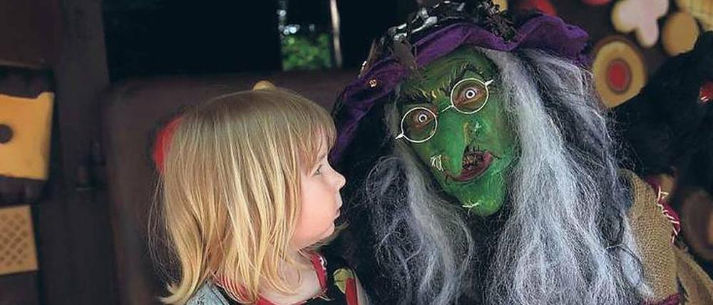 Nicht erschrecken! Kinder gruseln sich gerne - deshalb können Erwachsene ihnen unbesorgt Märchen vorlesen.