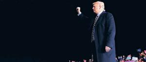 Ungebrochen: Der Jubel seiner Anhänger bestärkt US-Präsident Donald Trump auf seinem Weg. 