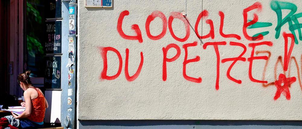 Graffito "Google, Du Petze!" in Kreuzberg.