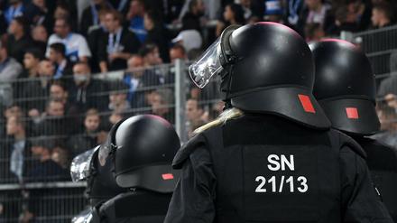 Gefordert. Die Polizei, hier beim Drittligaspiel zwischen Halle und Rostock, ist vor dem Pokalduell des FC Hansa Rostock gegen Nürnberg in Alarmbereitschaft.