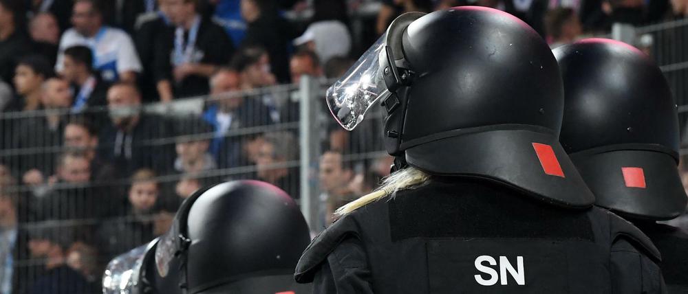 Gefordert. Die Polizei, hier beim Drittligaspiel zwischen Halle und Rostock, ist vor dem Pokalduell des FC Hansa Rostock gegen Nürnberg in Alarmbereitschaft.