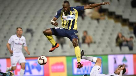 Die Sprungkraft stimmt schon mal: Usain Bolt bei seinem ersten Spiel für die Central Coast Mariners.