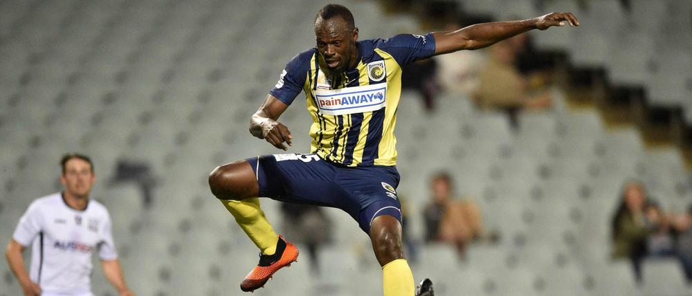 Die Sprungkraft stimmt schon mal: Usain Bolt bei seinem ersten Spiel für die Central Coast Mariners.