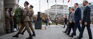 Gemeinsames Gedenken. Bundeskanzlerin Angela Merkel legte zusammen mit Polens Ministerpräsident Mateusz Morawiecki am Freitagnachmittag am Grabmal des Unbekannten Soldaten in Warschau einen Kranz nieder. 