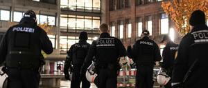 Polizisten laufen in der Innenstadt nach der mutmaßlichen Gruppenvergewaltigung einer 18-Jährigen durch den Innenhof der Universität.
