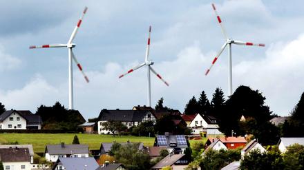 Nordrhein-Westfalen: Windräder des Windparks Schöneseiffen drehen sich hinter Wohnhäusern.