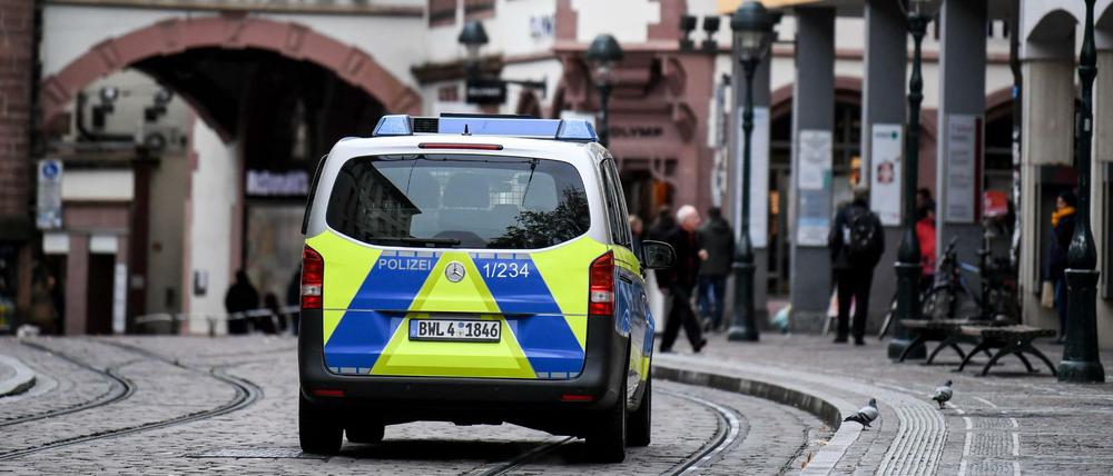Baden-Württemberg, Freiburg: Ein Polizeifahrzeug fährt in der Fußgängerzone vor dem Martinstor. Nach der mutmaßlichen Vergewaltigung einer 18-Jährigen durch mehrere Männer will das baden-württembergische Innenministerium mit der Stadt Freiburg über eine bessere Sicherheitslage reden.