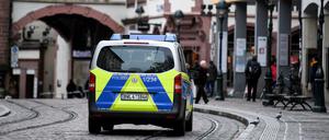 Baden-Württemberg, Freiburg: Ein Polizeifahrzeug fährt in der Fußgängerzone vor dem Martinstor. Nach der mutmaßlichen Vergewaltigung einer 18-Jährigen durch mehrere Männer will das baden-württembergische Innenministerium mit der Stadt Freiburg über eine bessere Sicherheitslage reden. 