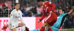 Gut gekämpft. Freiburgs Torwart Alexander Schwolow musste beim FC Bayern nur einmal hinter sich greifen.