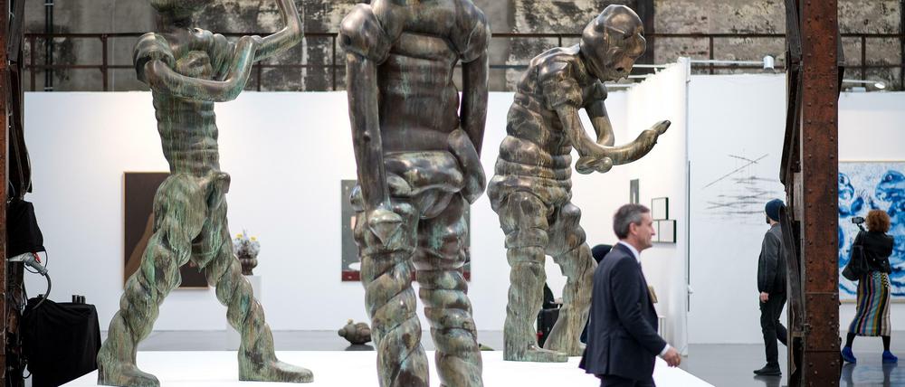 Ein Besucher geht auf der Art Düsseldorf 2017 an Skulpturen von Thomas Schütte vorbei.