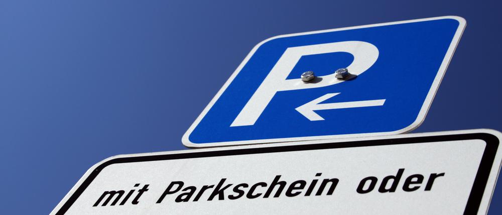 Ein Verkehrschild weist auf freies Parken für Bewohner mit Parkausweis hin. 
