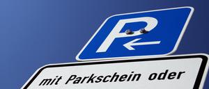 Ein Verkehrschild weist auf freies Parken für Bewohner mit Parkausweis hin. 