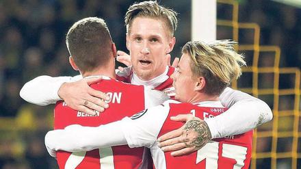 Nur Mut. Unions Sebastian Polter (M.) traf in Dortmund doppelt und will mit seinen Kollegen in Regensburg ähnlich beherzt auftreten.