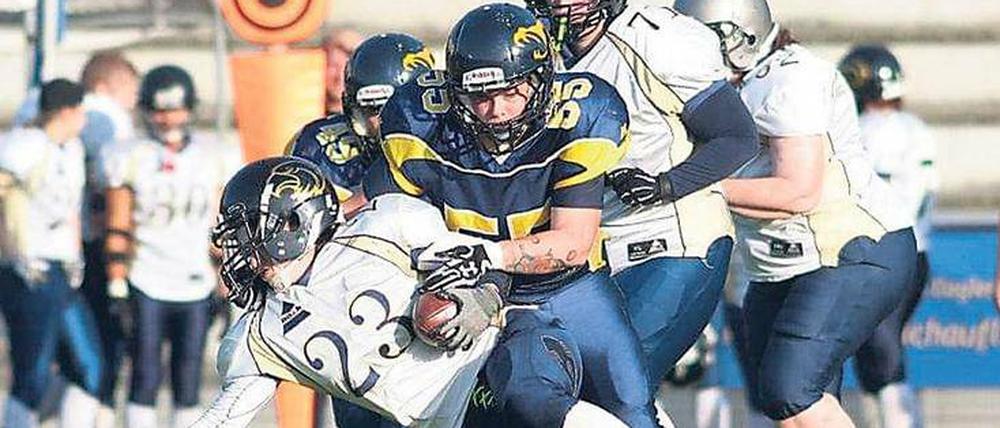 Packt zu. Linebacker Katharina Fritsche im blau-gelben Trikot der Berlin Kobra Ladies stoppt ihre Gegenspielerin.
