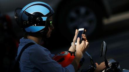 Smartphone-Nutzerin in Kambodscha