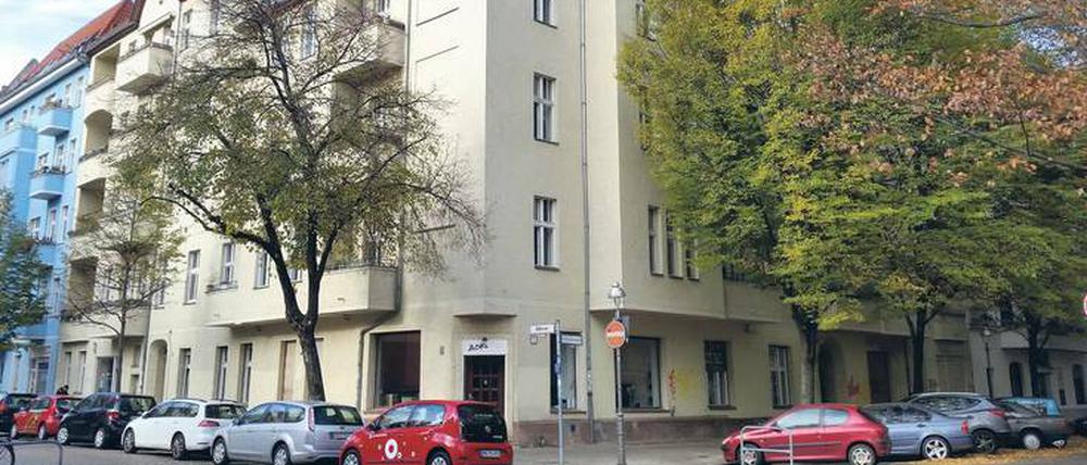 Das Haus in der Schillerpromenade soll verkauft werden – nach Willen der Bewohner und des Bezirks aber nicht an einen Investor.