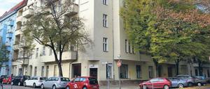 Das Haus in der Schillerpromenade soll verkauft werden – nach Willen der Bewohner und des Bezirks aber nicht an einen Investor.
