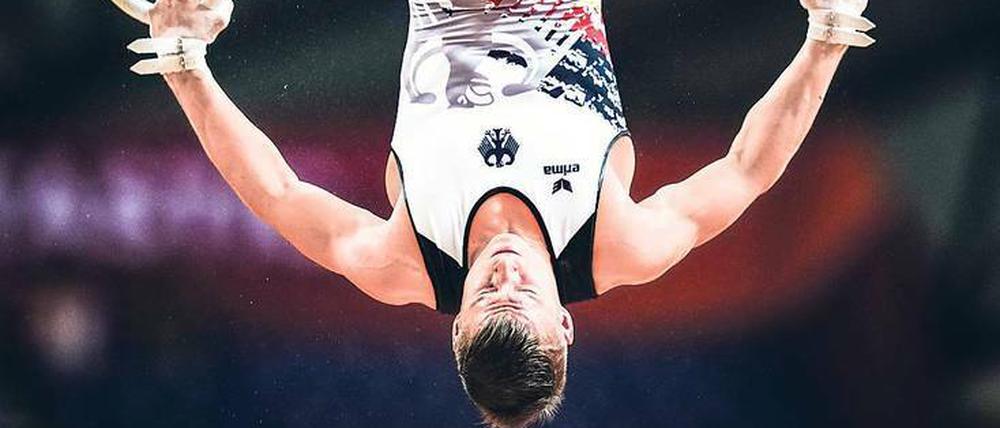 Kopfüber an den Medaillen vorbei. Lukas Dauser war noch einer der stärksten deutschen Athleten in Doha. Doch im Gegensatz zu den Frauen des Deutschen Turner-Bundes schafften er oder seine Teamkollegen es nicht auf das Treppchen. 