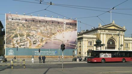 Auf riesigen Plakaten wird für das Projekt "Belgrad am Wasser" geworben - auch neben dem Hauptbahnhof, der keiner mehr ist.