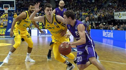 Her damit. Allzu viel konnten die Göttinger um Michael Stockton (r.) gegen Alba Berlin nicht mit dem Ball anfangen.
