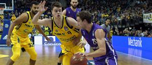 Her damit. Allzu viel konnten die Göttinger um Michael Stockton (r.) gegen Alba Berlin nicht mit dem Ball anfangen.