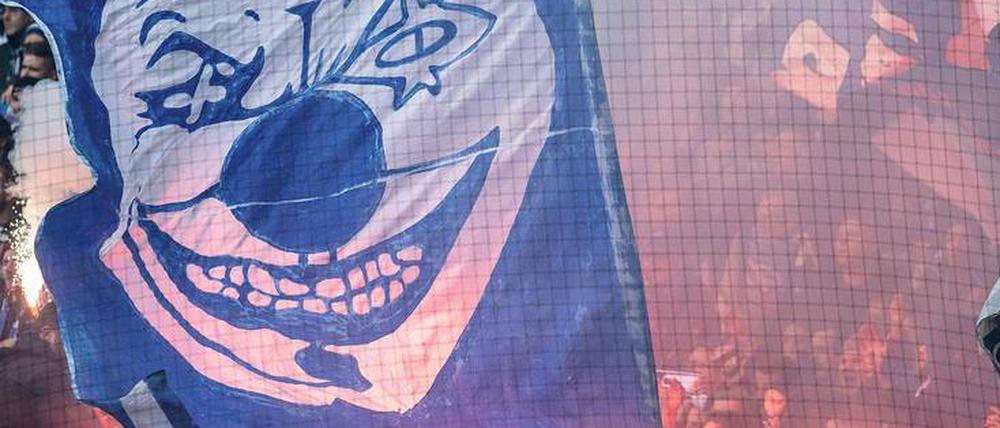 Pyrotechnik und Fahnen. So sah es in Dortmund im Hertha-Block aus. Nun gibt es Beschränkungen.