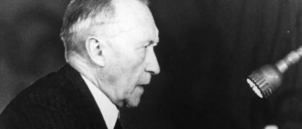 Konrad Adenauer bei einer Ansprache 1948 in Berlin.