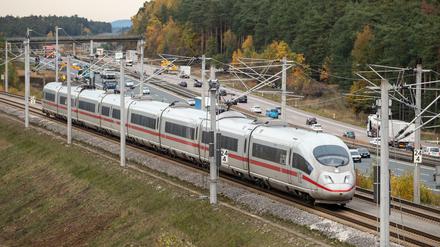 Ein ICE fährt auf der Strecke zwischen Nürnberg und München. 