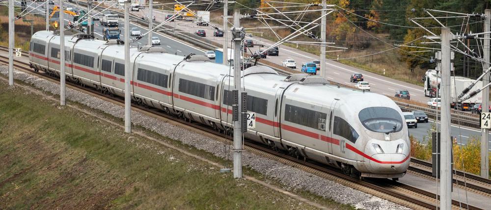 Ein ICE fährt auf der Strecke zwischen Nürnberg und München. 