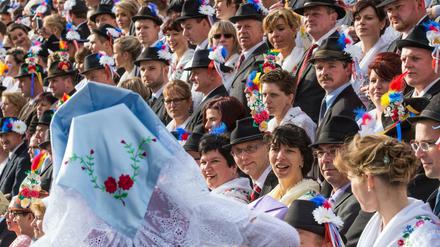 Zukünftig haben sie auch ein Parlament: Sorben in original sorbischer Festagstracht beim sorbisch-wendischen Fastnacht.