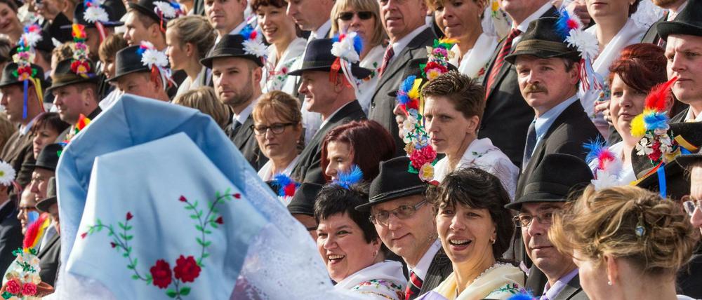 Zukünftig haben sie auch ein Parlament: Sorben in original sorbischer Festagstracht beim sorbisch-wendischen Fastnacht.