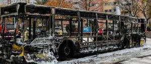 Der ausgebrannte Bus steht in der Nähe der Kreuzung Fritz-Erler-Allee, Wutzkyallee/Efeuweg in Gropiusstadt.
