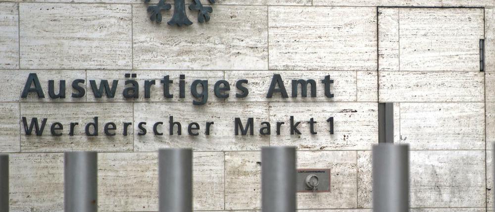 Pfosten stehen vor dem Auswärtigen Amt (AA) in Berlin.