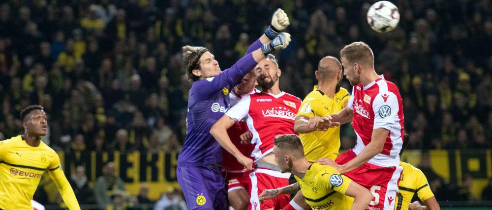 Da war einiges los im Spiel des 1. FC Union (rote Trikots) bei Borussia Dortmund.