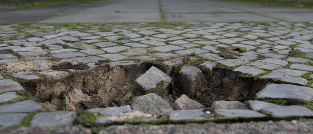 Ein Loch wo früher ein Stolperstein war.