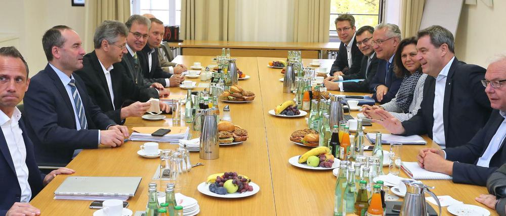 Hubert Aiwanger, Vorsitzender der Freien Wähler und Markus Söder, Ministerpräsident von Bayern, bei den Koalitionsverhandlungen am Freitag. 