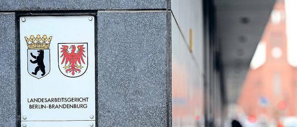 Abfindung einfordern. Nach einer Kündigung scheuen manche den Gang vor das Arbeitsgericht – oft aus Sorge um die Anwaltskosten. Das wollen Start-ups ändern.