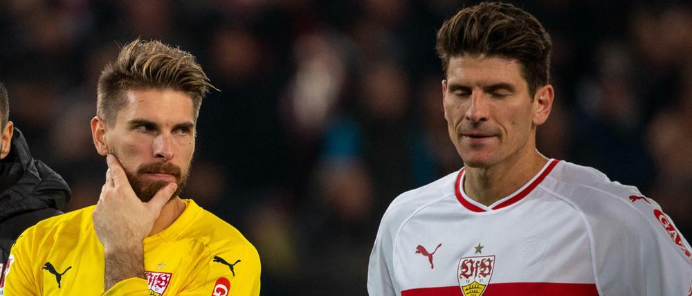 Die Stuttgarter Ron-Robert Zieler (links) und Mario Gomez hadern mit der nächsten Niederlage. 
