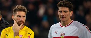 Die Stuttgarter Ron-Robert Zieler (links) und Mario Gomez hadern mit der nächsten Niederlage. 