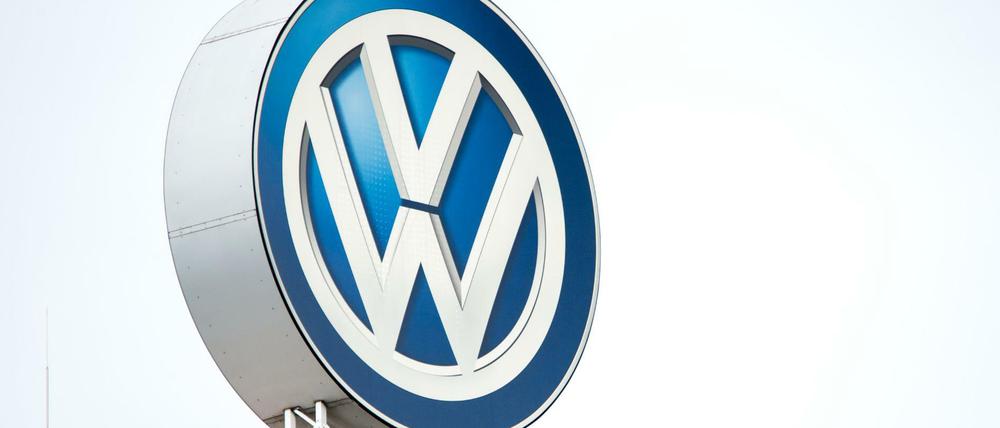 Das Logo von Volkswagen auf dem Hauptsitz des Unternehmens in Wolfsburg