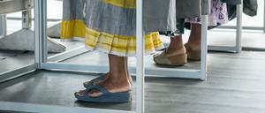 Zwei Frauen in einem Wahllokal in Neukaledonien 