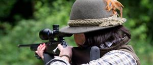 Eine Jägerin mit einem Jagdgewehr.