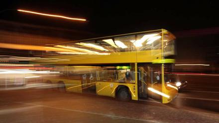 Ein Doppeldeckerbus der BVG ist in der Berliner Nacht unterwegs (Symbolbild).